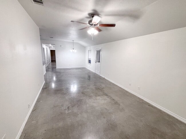 Building Photo - Modern 3-Bedroom Single-Story Home with St...