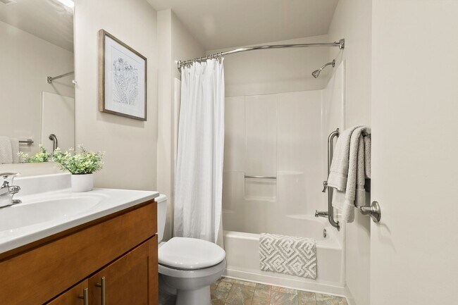 Building Photo - One Bedroom Classic Style Apartment on the Third Floor