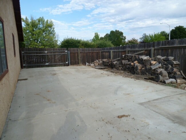 Building Photo - Spacious Home in Desirable Quail Ridge Neighborhood