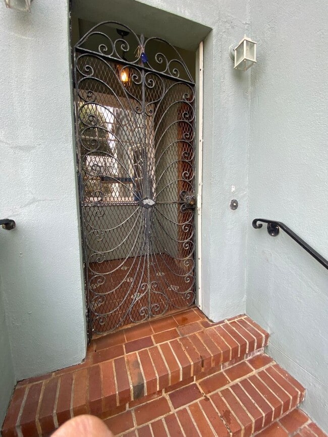 Building Photo - Epic REA - Spacious Light-filled Corner House 4BD/ 2BA