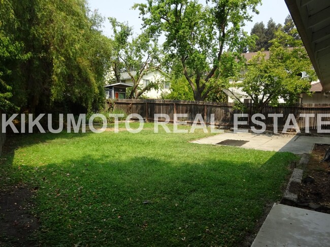Building Photo - 3 Bedroom, 2 Bath, 2 Car garage in the Poc...