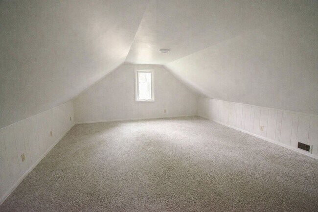 Building Photo - 3BR Home on Large Corner Lot – NW Rochester