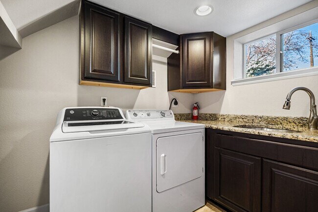Building Photo - Available NOW! 3 Bedroom 2 Bath Beautiful Home in Sunny Side!