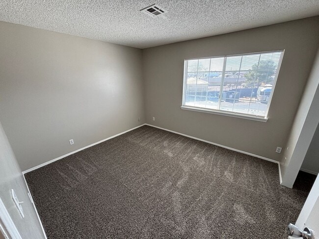 Building Photo - Charming 2Bed/1Bath 2nd Floor Condo located in Duck Creek Village