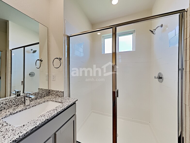 Building Photo - 2717 Lillybrook Ln