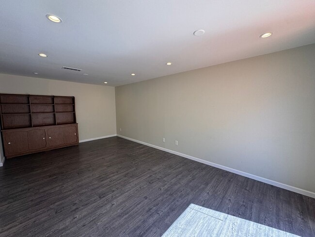 Building Photo - Spacious 4-Bedroom Townhome in Prime Clair...