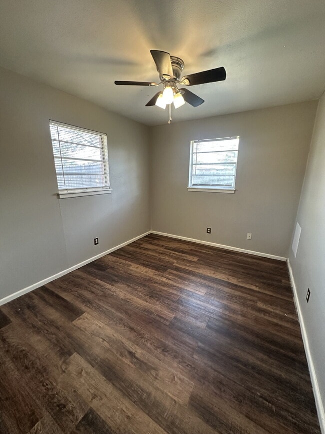 Building Photo - Spacious Duplex with Off-Street Parking