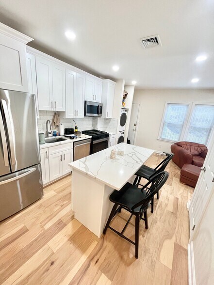 Building Photo - 162 Centre St