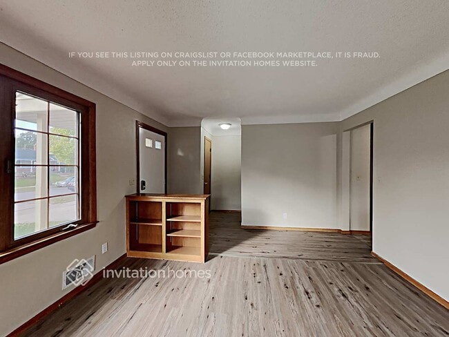 Building Photo - 2155 Edgebrook Ave