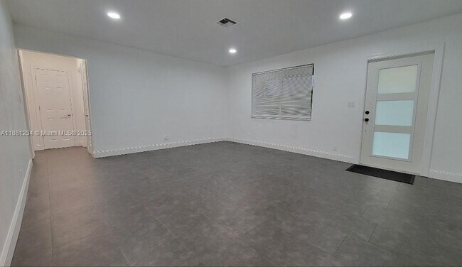 Building Photo - 1020 NW 45th Ct