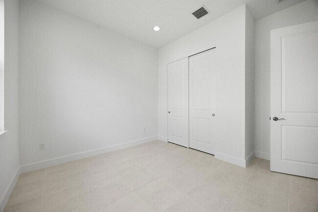 Building Photo - 15144 Wildwood Cir