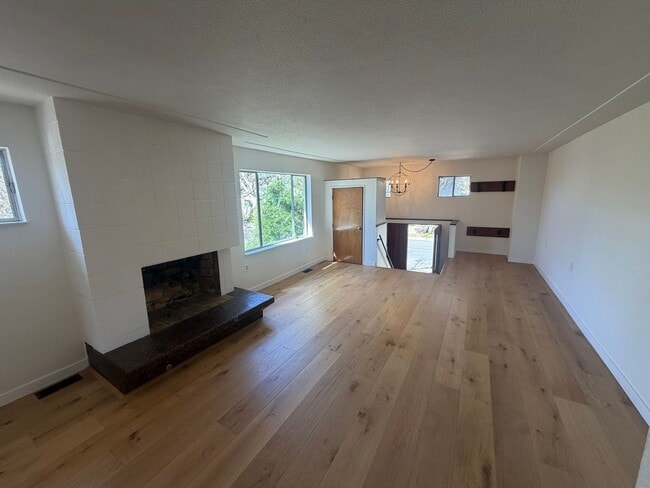 Building Photo - Spacious 4 Bedroom | 3 Bathroom | House in Curtis Park