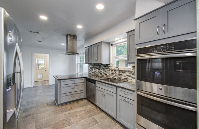 Building Photo - 674 Ravensworth Dr