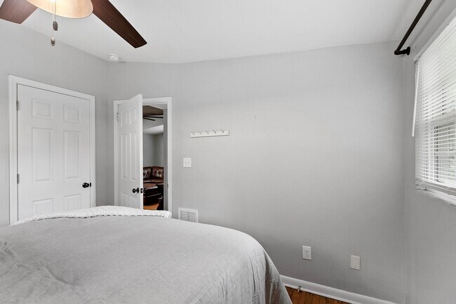 Building Photo - 3/2 House by TMH!! Available April!! fully furnished, 6 or 12 month lease available