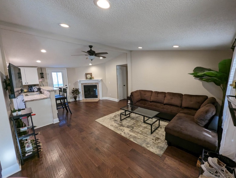 Building Photo - 213 Webb St