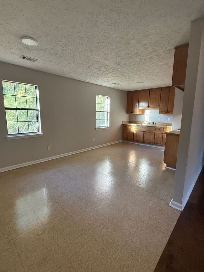 Building Photo - Charming 3 bedroom 1 bath house