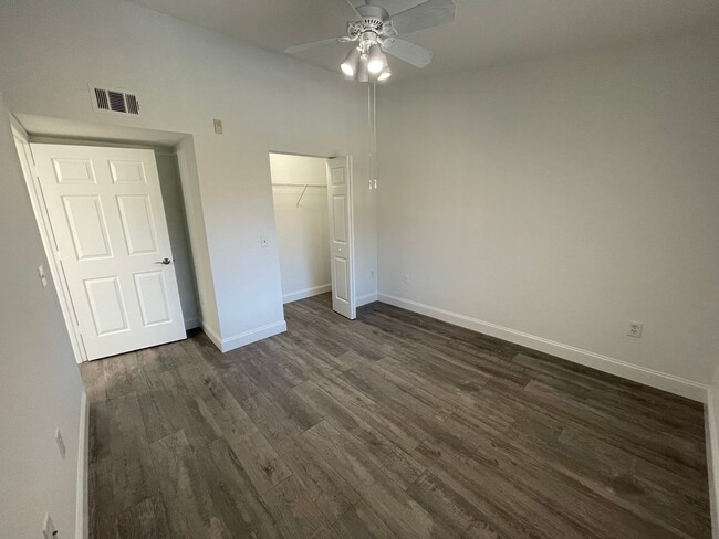 Building Photo - ANNUAL RENTAL - KEY ROYAL-2 BED 1 BATH THI...