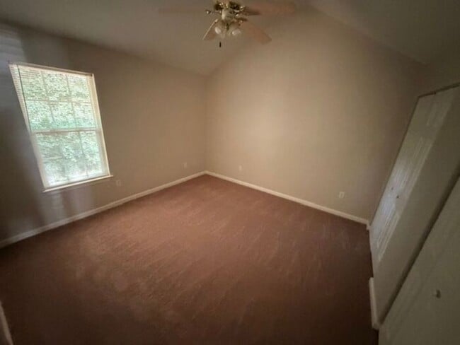 Building Photo - Beautiful and spacious! Ready for move in!
