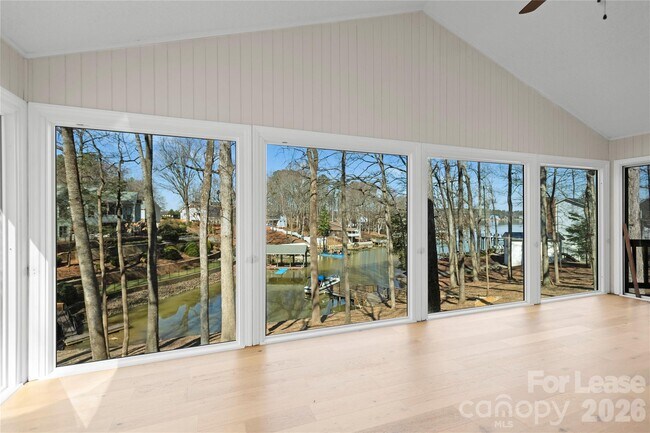 Building Photo - 280 Lakeview Shores Loop