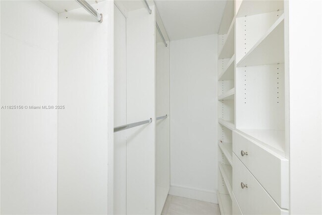 Building Photo - 1300 Brickell Bay Dr
