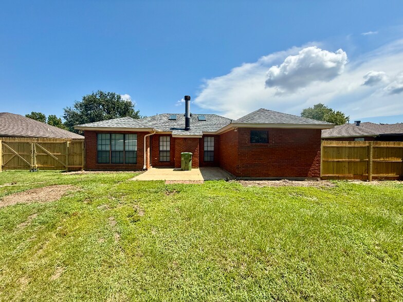 Building Photo - 7067 Runnymede Dr