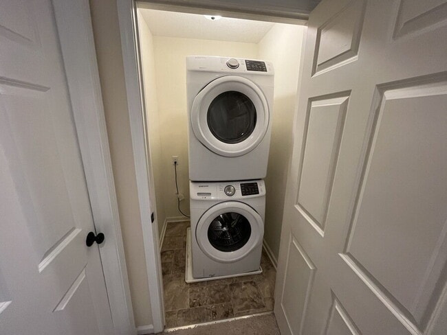 Building Photo - 39 Grandview Dr