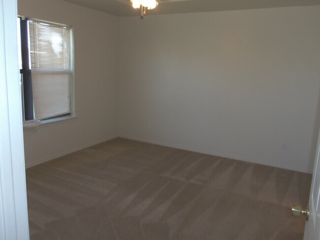 Building Photo - 4 Bedroom 2 Bath