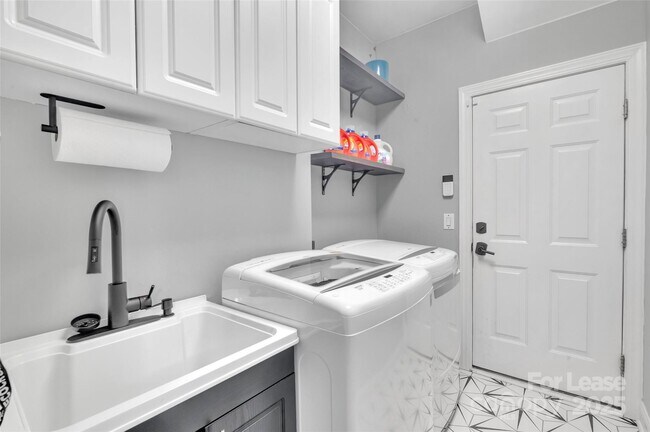 Building Photo - 15737 Agincourt Dr