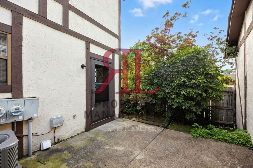 Building Photo - 1094 Farmlane Dr