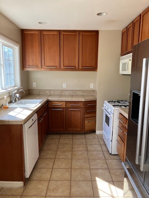 Building Photo - 2833 S Victoria Ave