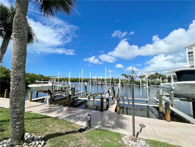 Building Photo - 12945 Vanderbilt Dr