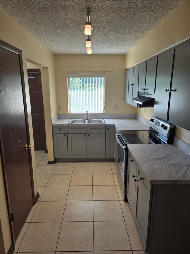 Building Photo - SPACIOUS 2 BEDROOM 1 BATH DUPLEX LOCATED I...