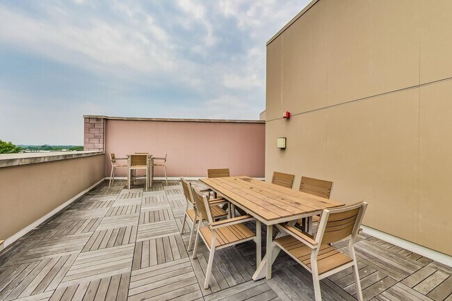 Building Photo - Gorgeous 2 bedroom 2 bath condo just steps from Columbia Hgts center $3,550