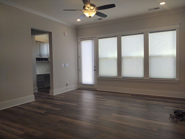 Building Photo - Move-in ready Townhome located in Blanchar...