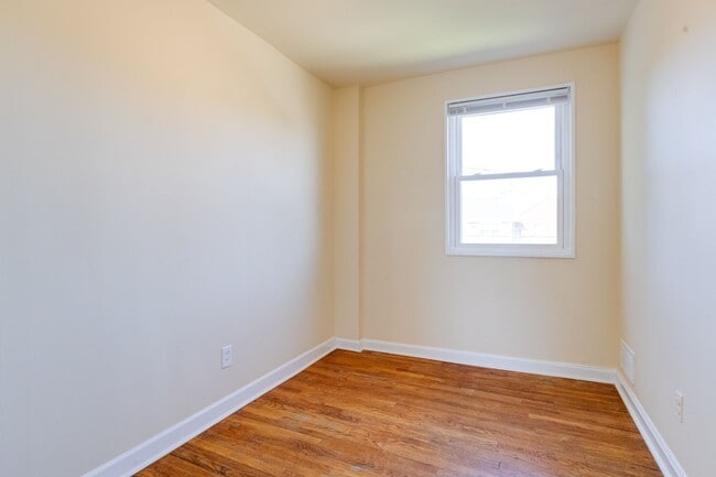 Building Photo - Charming End-Unit Townhome