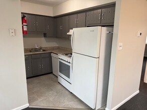 Building Photo - THOMAS_3032