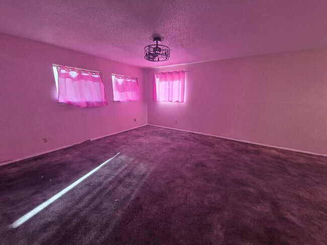 Building Photo - Spacious 4 bedroom 2 bath
