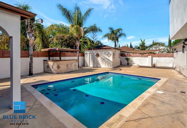 Building Photo - 5843 Vanalden Ave