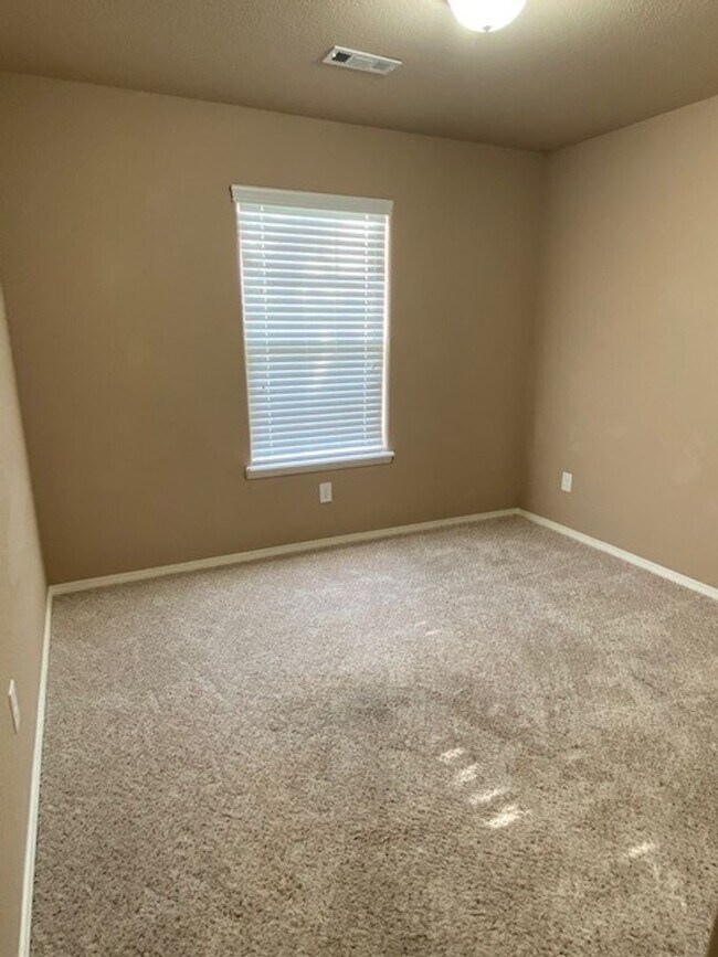 Building Photo - Super Cute Home in SW Bentonville!