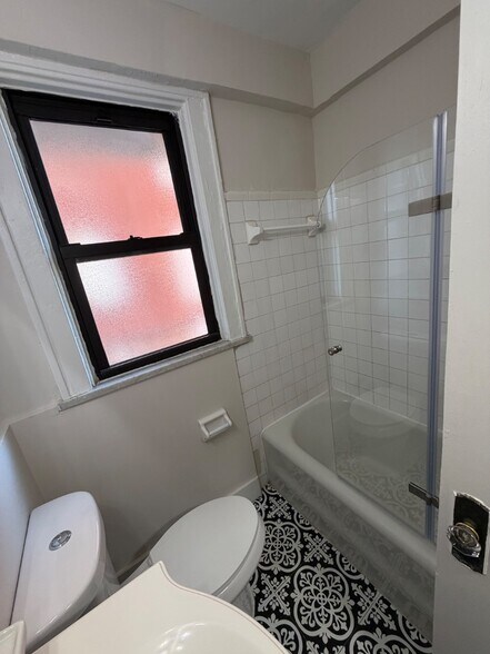 Building Photo - Charming 1 Bedroom ni CWE *1st Floor unit