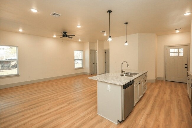 Building Photo - 655 N Genevieve Ave