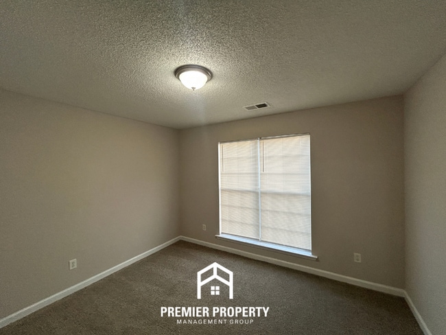 Building Photo - Spacious 4 Bedroom Home for Rent in Memphis | Vaulted Ceilings, Bay Windows & Fenced Yard