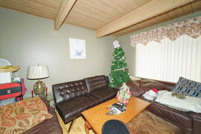 Building Photo - 389 Meadow Green Ln