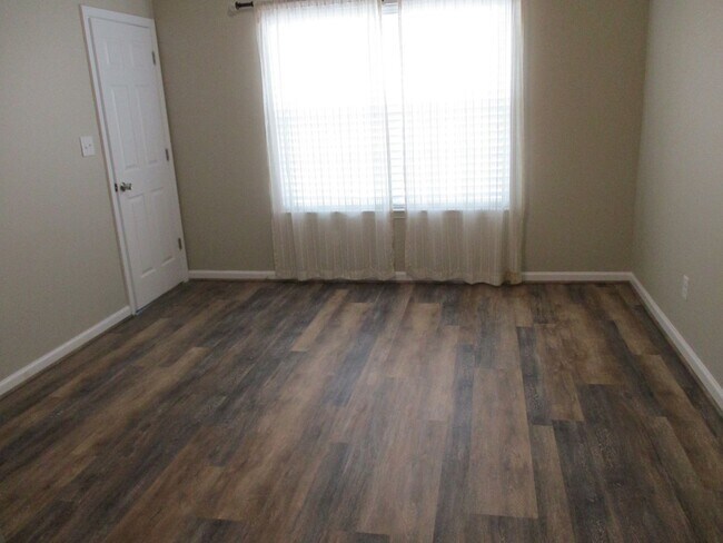 Building Photo - 3 Bedroom Townhouse with a Loft Area and a...