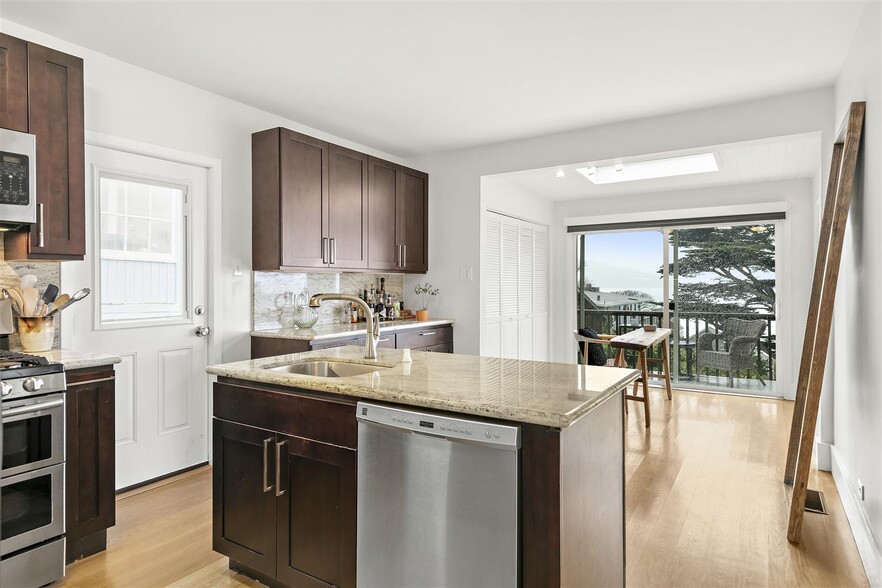 Tons of cabinets,Eating Area,Deck - 306 3rd St