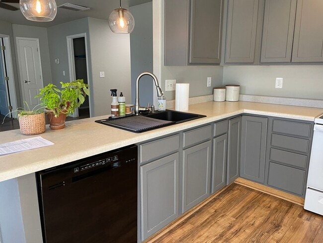 Building Photo - Great 3 bedroom, 2 bath, 2 car garage home...