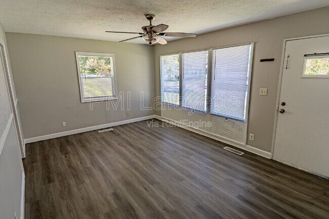 Building Photo - 3302 Longlois Dr