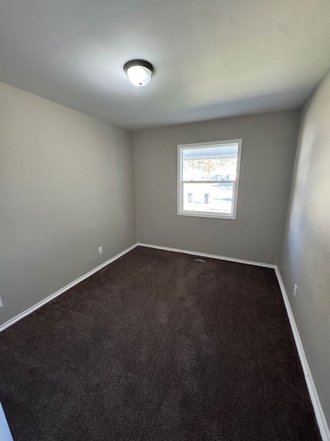 Building Photo - 6335 Bittersweet Dr