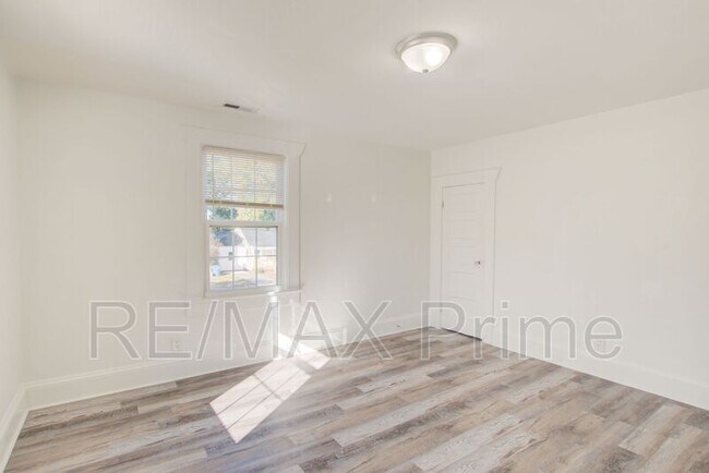 Building Photo - 1135 Jackson Ave