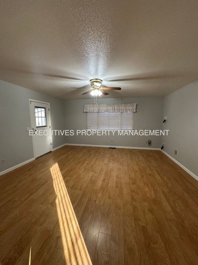 Building Photo - 3220 Dakota St